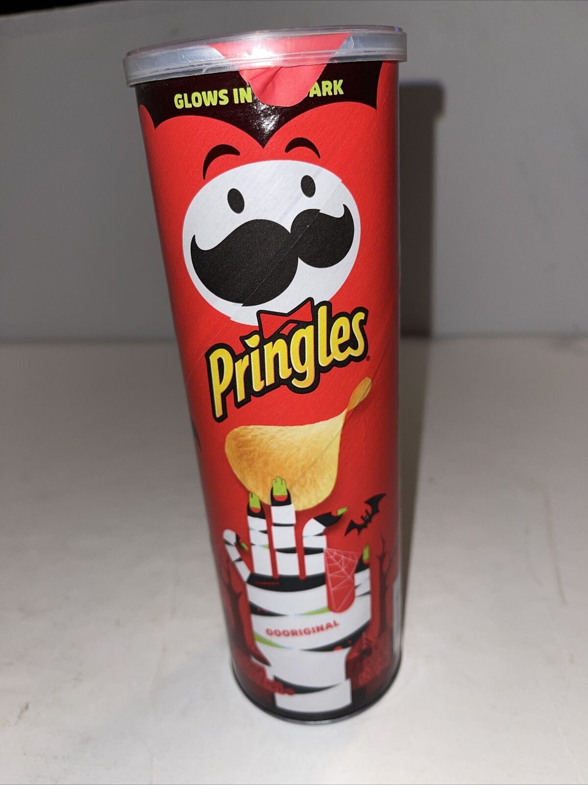 New Halloween Glow In The Dark Pringles Original Flavor Potato Chips 52 Oz